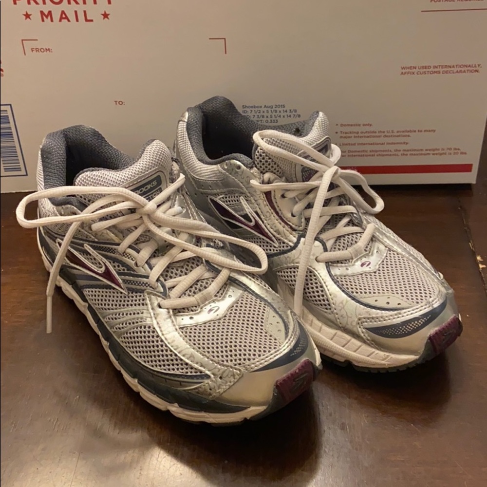 👟Brooks addiction size 8